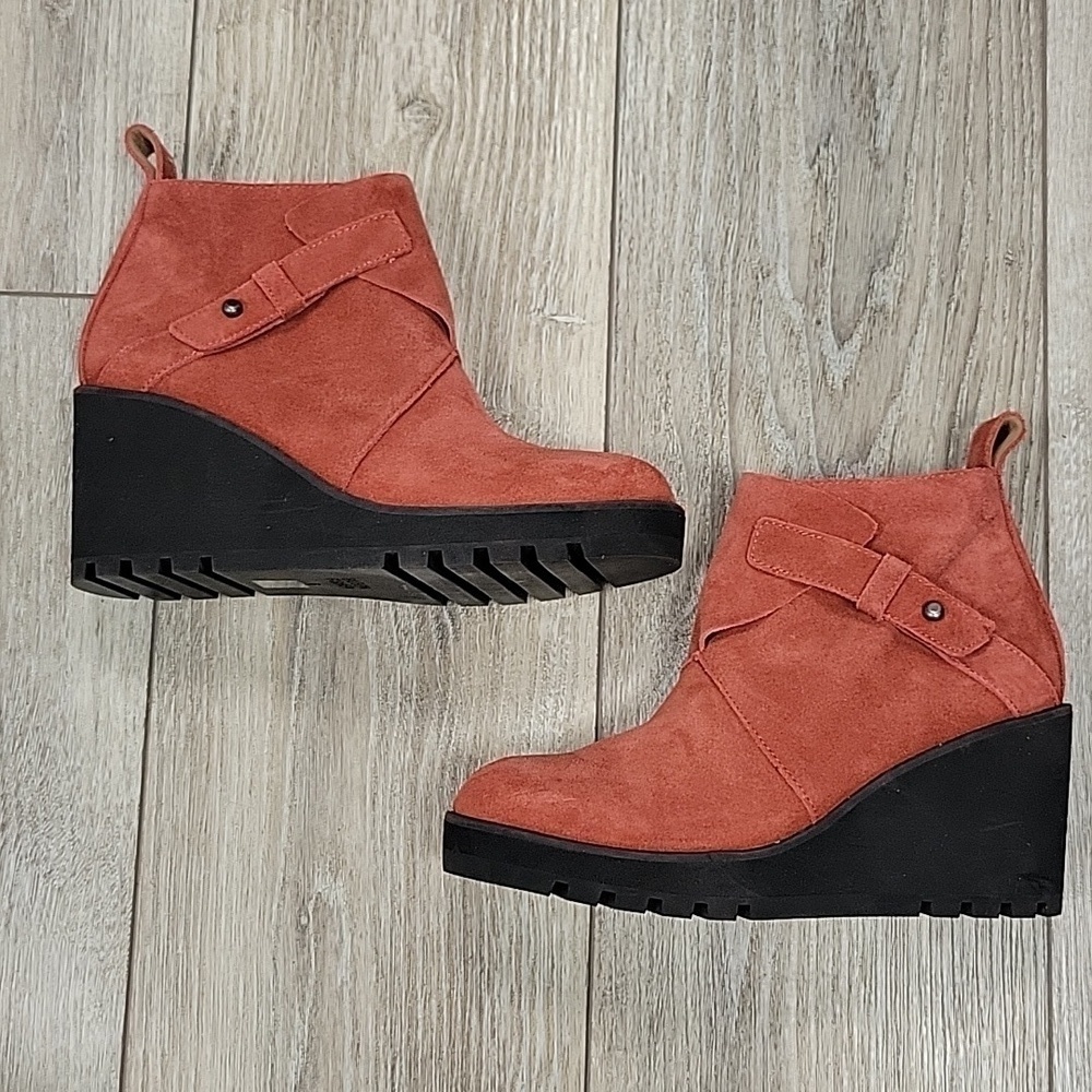 Eileen Fisher Size 6 Red Tinker Wedge Bootie in Suede